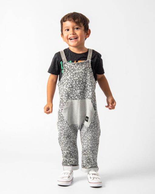 roupa moda infantil jardineira infantil para bebês em moletom leve com camiseta estampa de frase